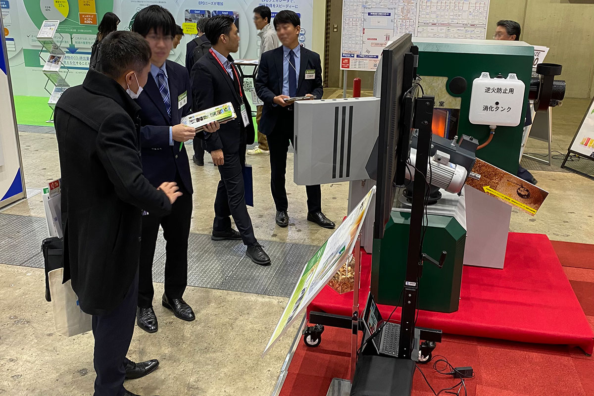 木質バイオマスボイラーについて説明している様子