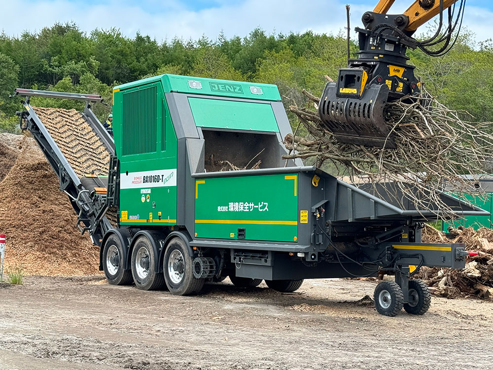 枝葉を破砕するBA1016D-T EXCEED