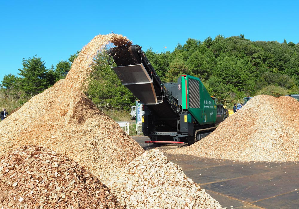 シュレッダーナイフで丸太を切削するアクスター
