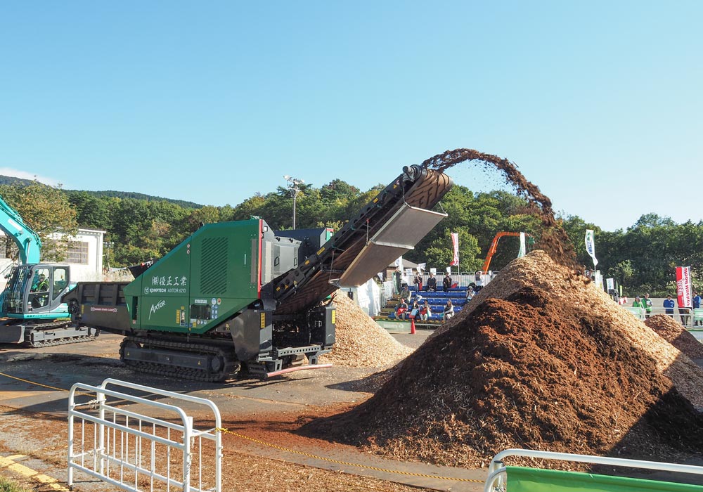 バーク、林地残材の破砕をするアクスター