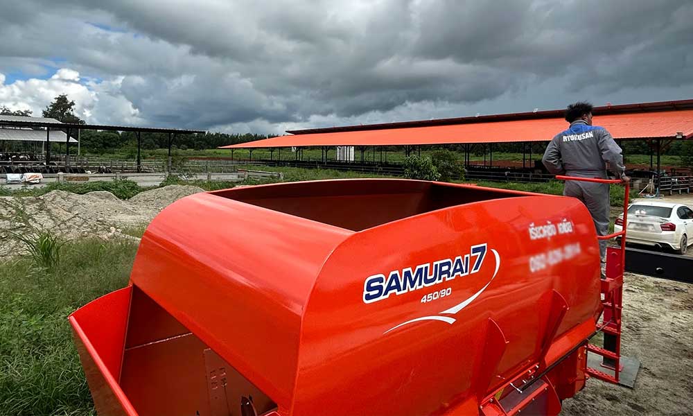 タイの牧場に弊社のTMRミキサーを納入